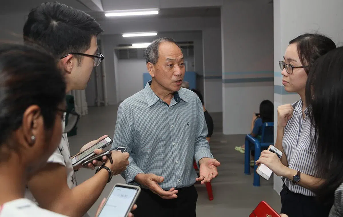  对于是否将回避市镇会财政事务，刘程强说：“该说的话，大家都在国会上说了。我不想预先判断或预测市镇会理事会做什么……理事们必须自行决定，主席费沙也说，他们准备将问题正式在会上提出。我将避免参与任何相关讨论，我想林瑞莲小姐也一样。”（联合晚报） 