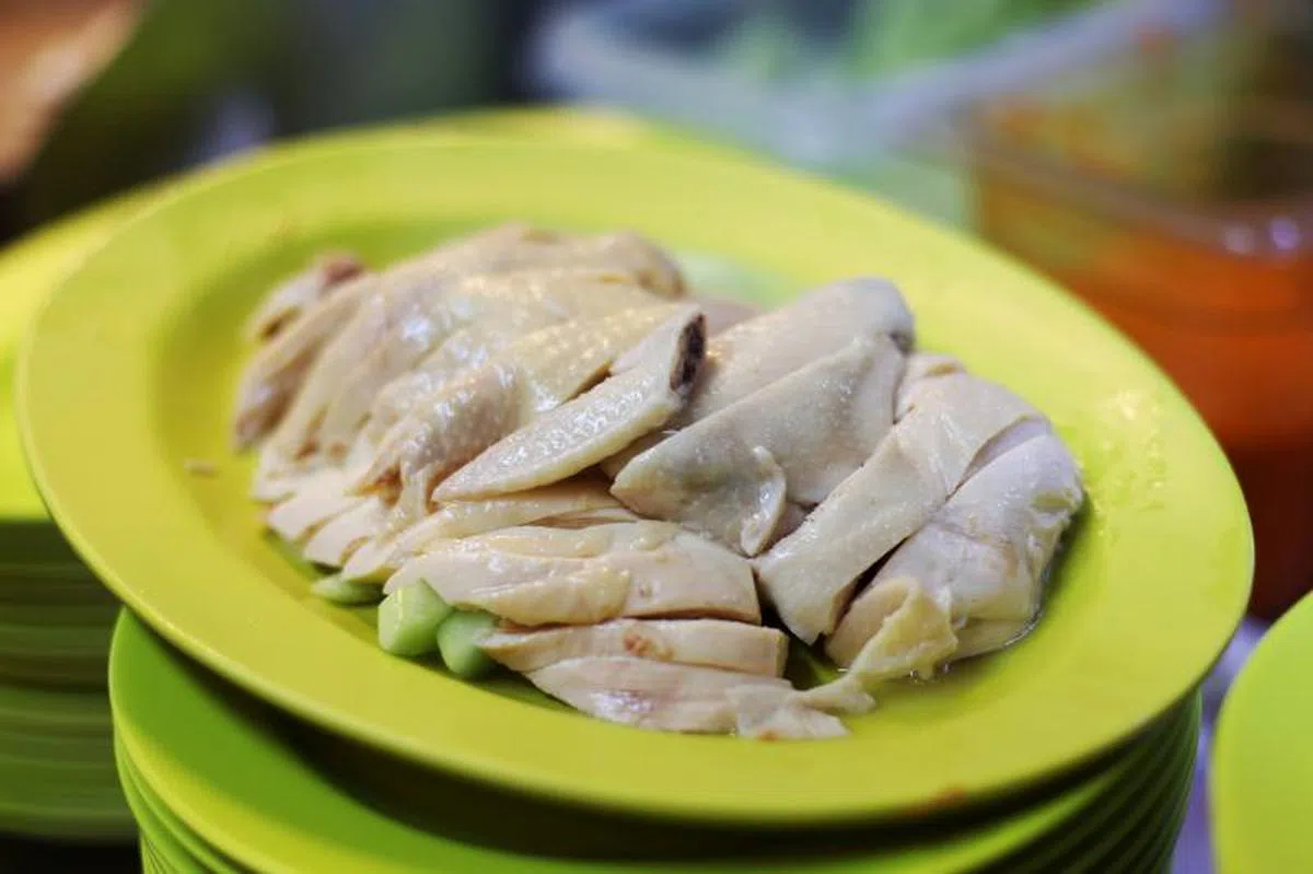 深受欢迎的“国民美食”海南鸡饭近日被民众“吃爆”。（联合早报）