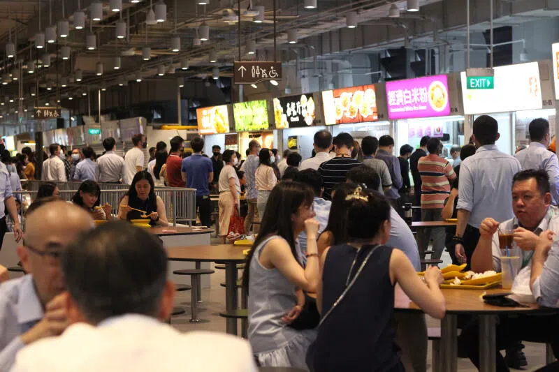 午餐时间，上班族在马吉街熟食中心用餐。（海峡时报）