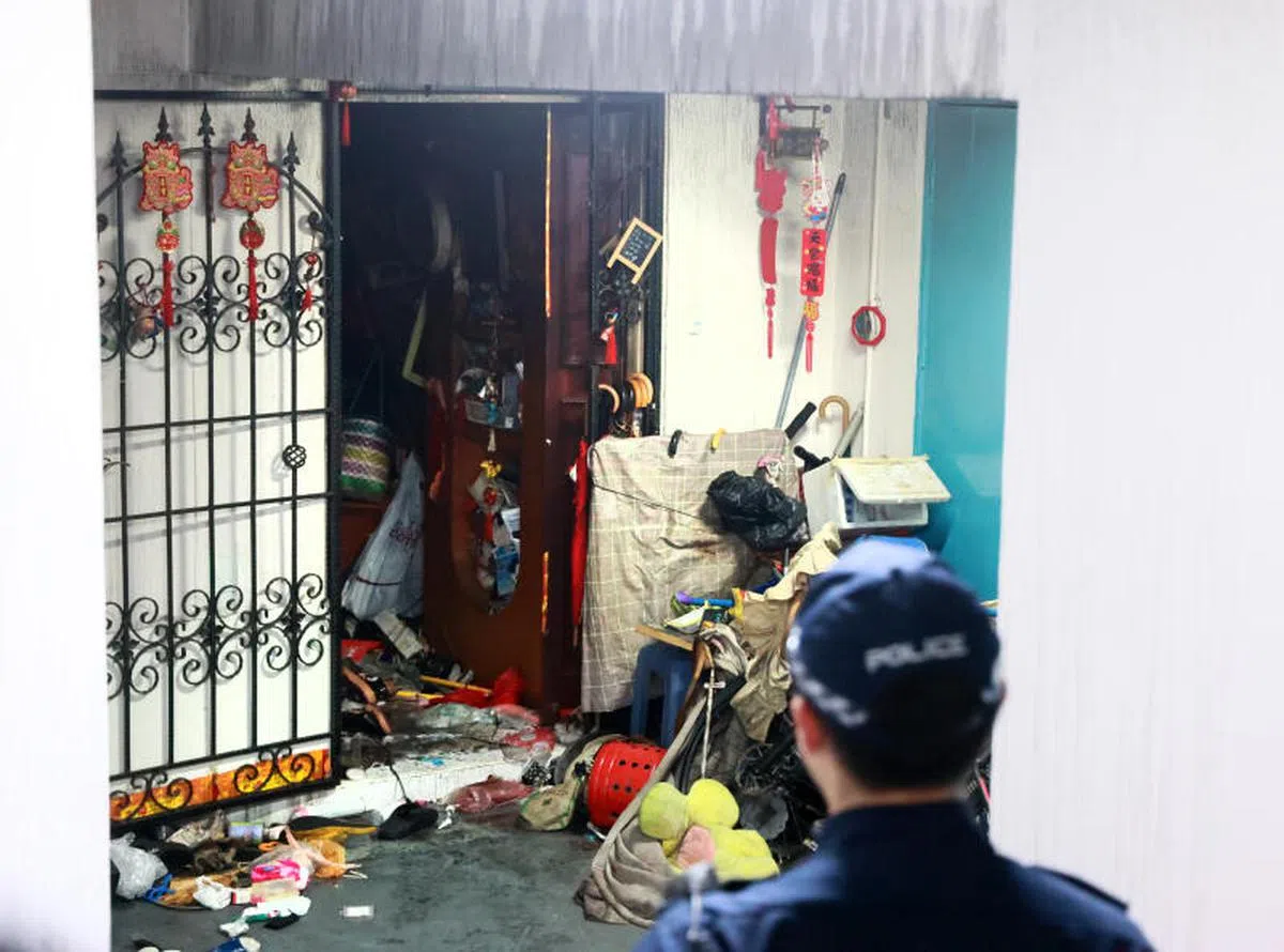 后港组屋火患导致一家三口丧命。单位内堆满物品，相信也是造成救援的难题之一。（新明日报）
