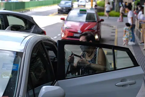 有乘客把物品遗留在德士上，向陆交局投诉，结果司机收到当局的警告信。（海峡时报示意图）