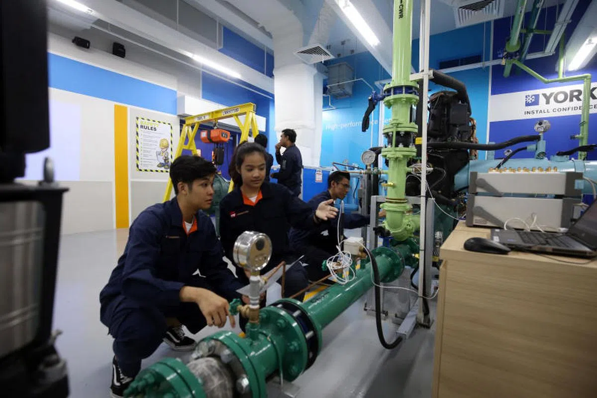  工艺教育学院和能源服务公司江森自控（Johnson Controls）合作，在东区学院创立的“工艺教育局—江森自控智慧建筑科技与解决方案中心”，装有冷凝器，可供学生操作，积累实践经验。（联合早报） 