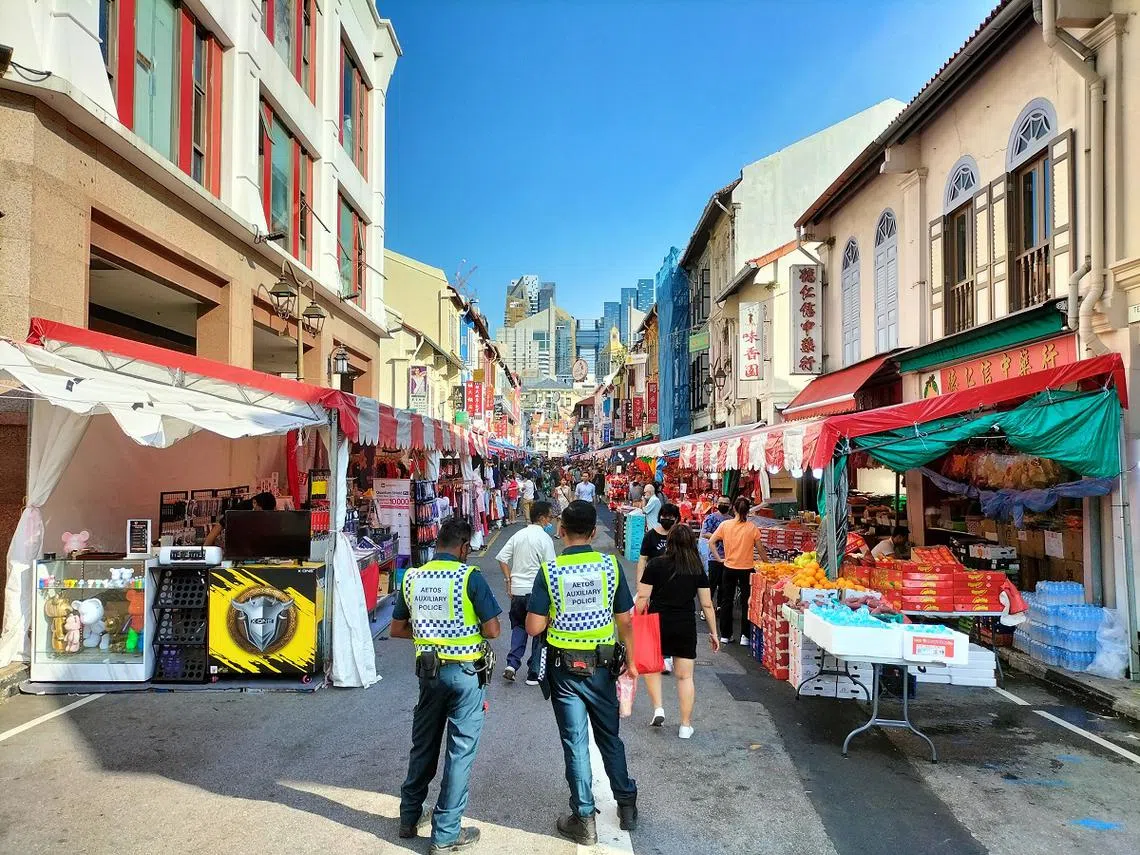 新加坡人口老龄化及生育率下滑的问题开始浮现，包括导致辅警这类重要岗位缺工。（新明日报）