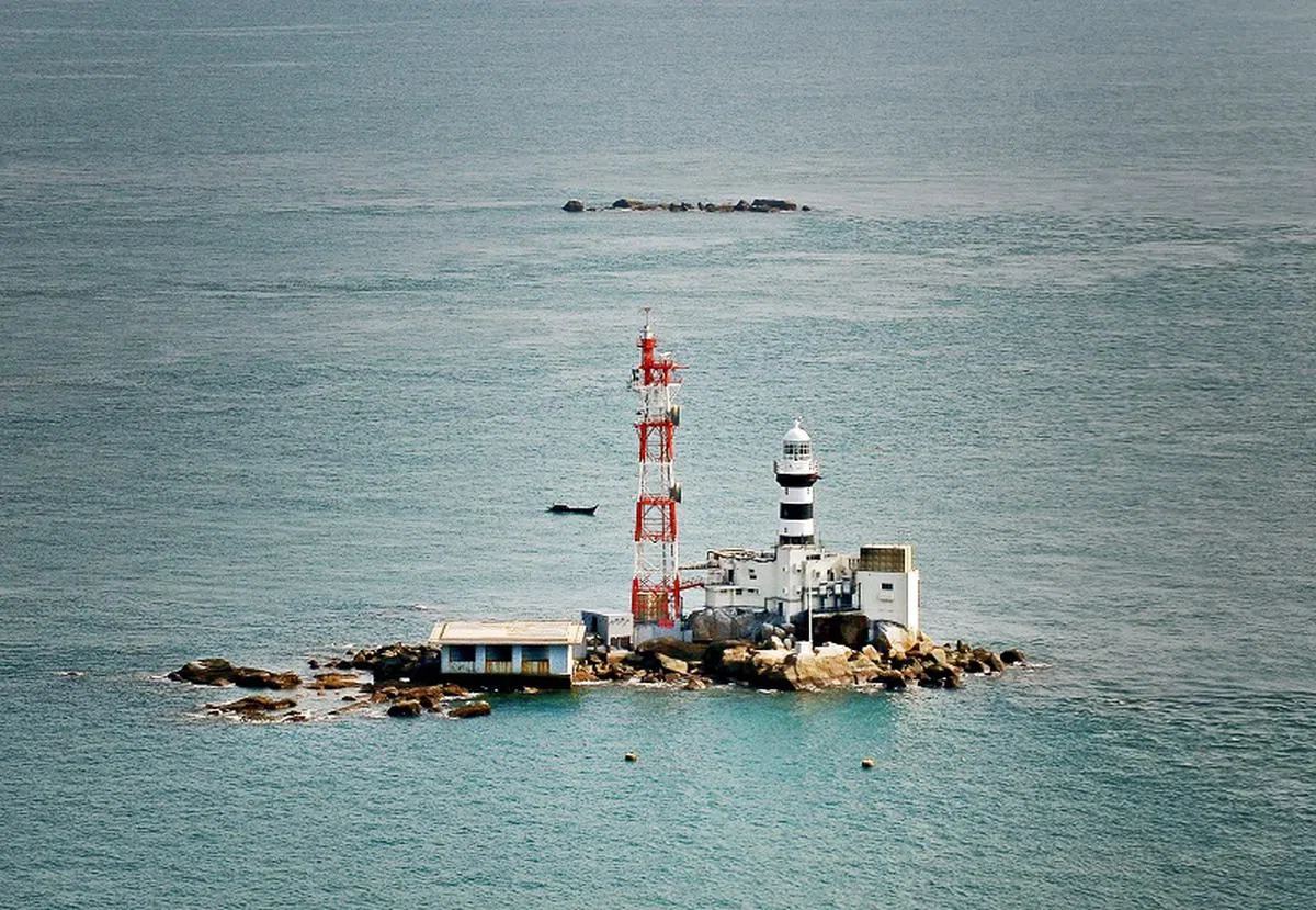  白礁坐落在樟宜以东约46公里的海域，国际法院在2008年裁决白礁主权属于新加坡，附近的中岩礁归马来西亚。（海峡时报） 