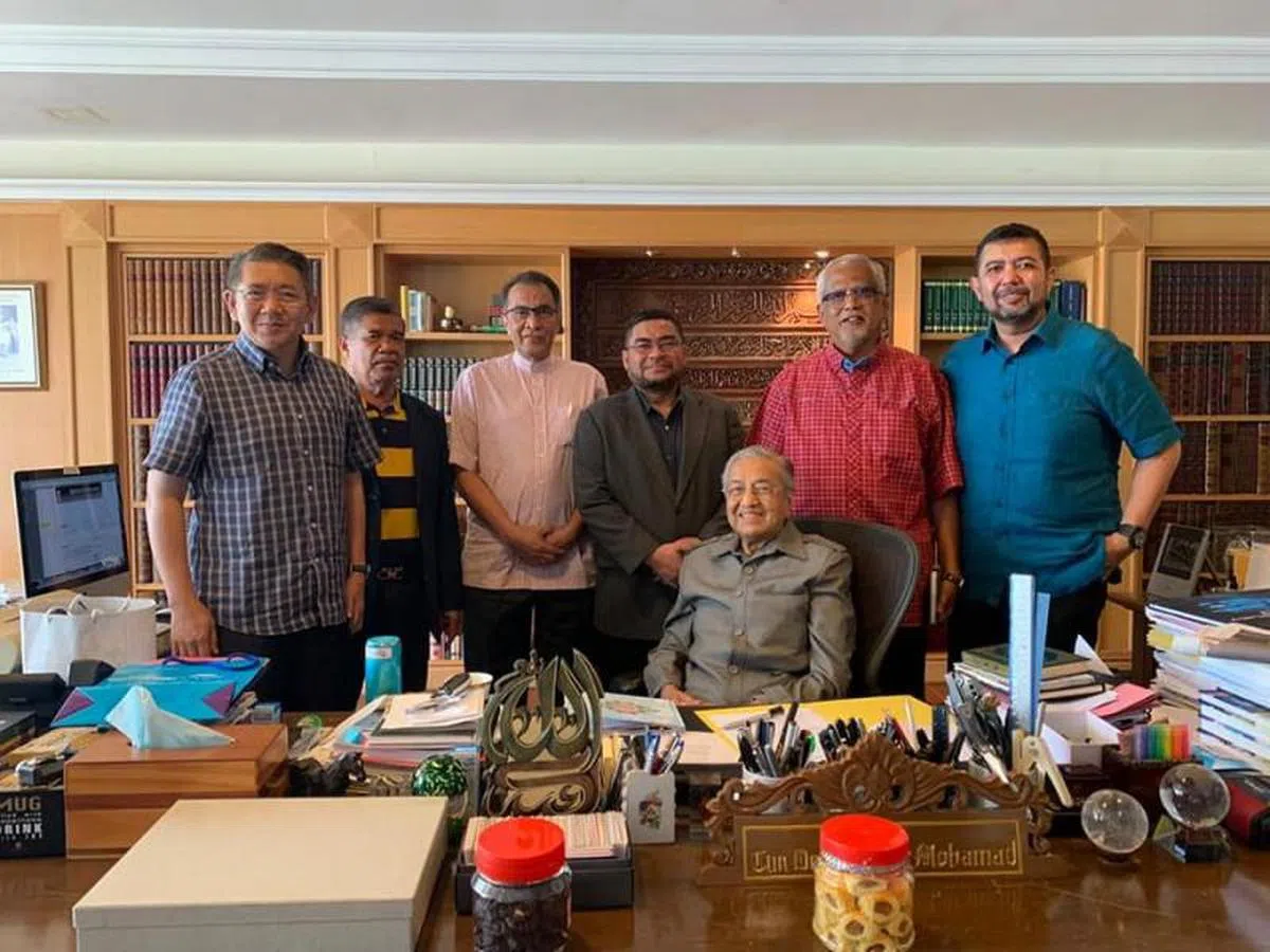  诚信党数位领袖与马哈迪（坐者）会面。（玛夫兹面簿） 
