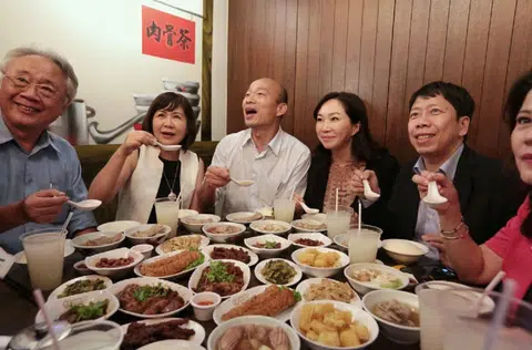 韩国瑜（左三）和妻子李佳芬（左四）昨天一抵达新加坡就奔去吃最爱吃的肉骨茶，他还告诉记者这是他的第一个正餐，一旁心疼的太太就促他多吃点，尤其肉骨茶汤要多喝两碗。（新明日报）