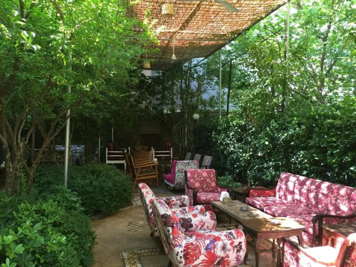 充满欧洲风情的餐馆户外用餐区。（叶孝忠摄） 
