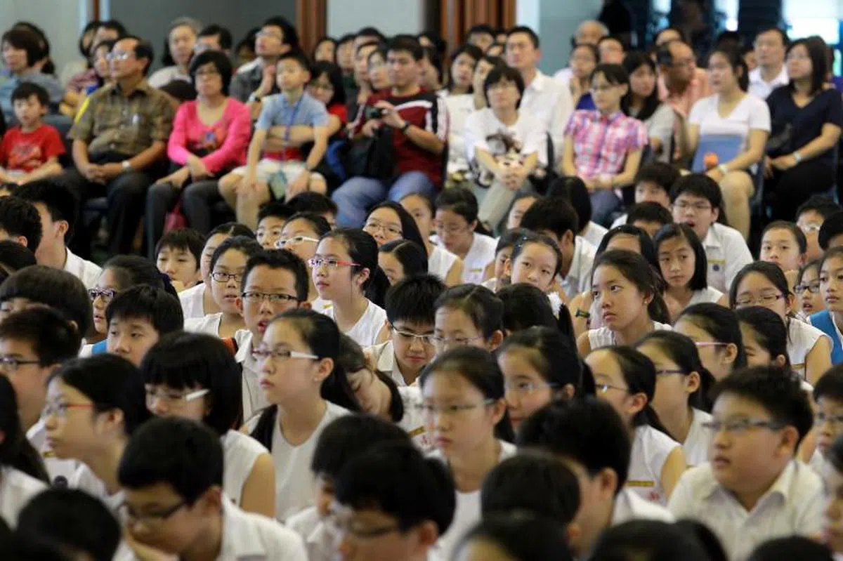  2012年11月，南洋小学的学生和家长在等着小六会考成绩的揭晓。（海峡时报） 
