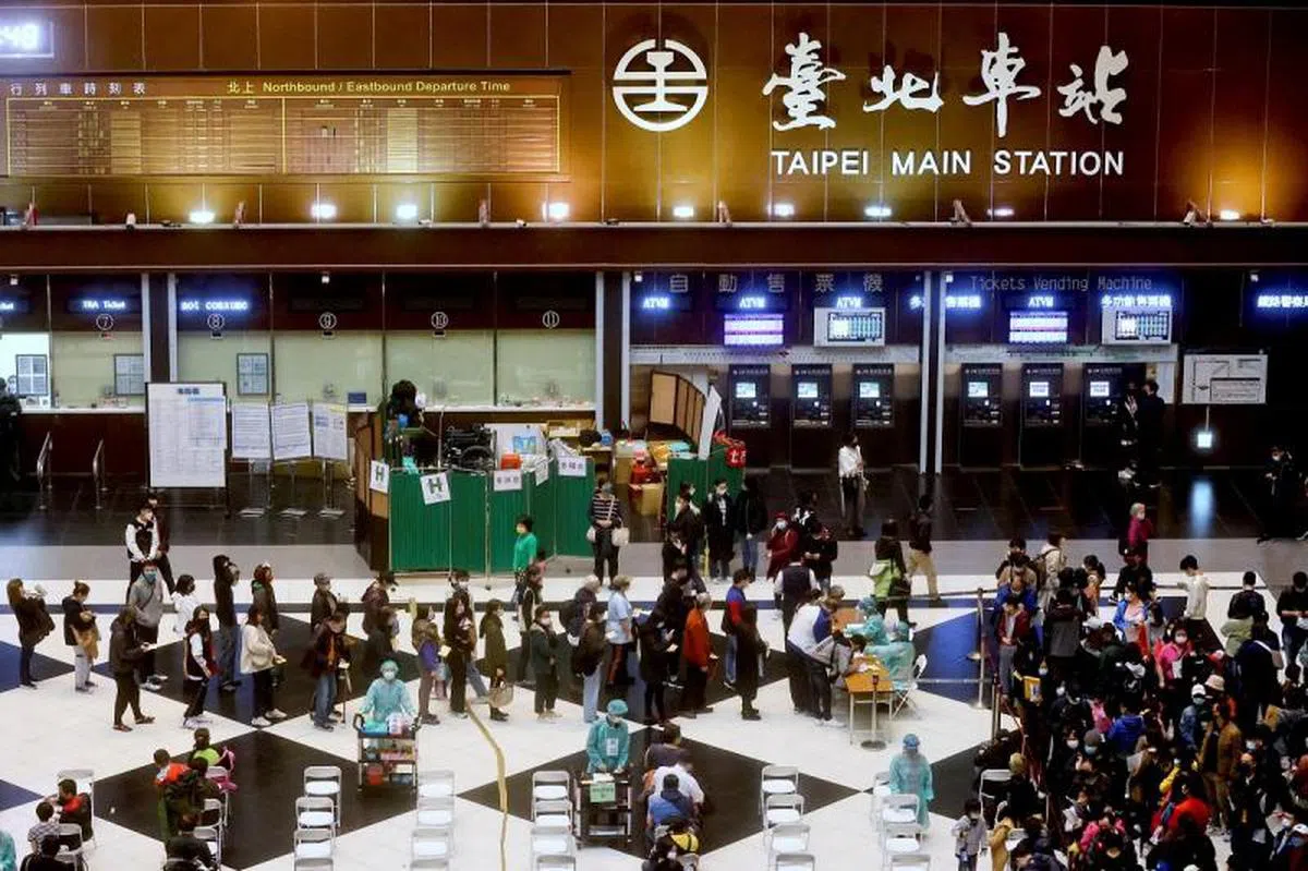 2022年1月农历新年前，台北车站迎来许多前去接种疫苗追加剂的民众。（路透社）