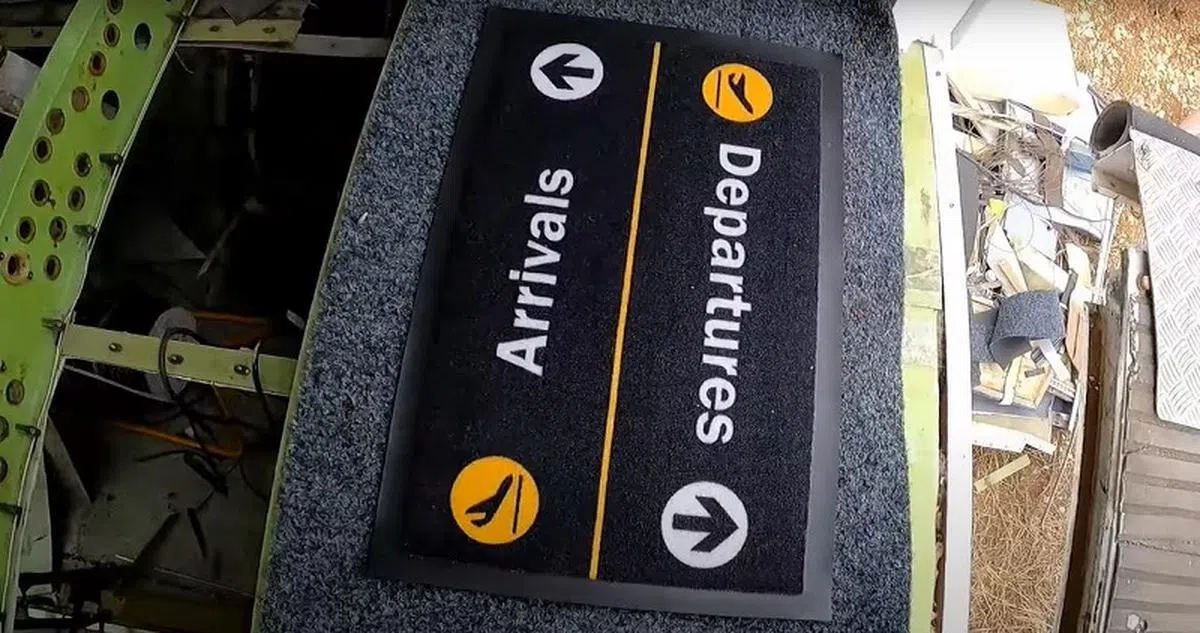 地面上的这个“黑地毯”，让人顿时以为是在乘搭飞机。（视频截图）