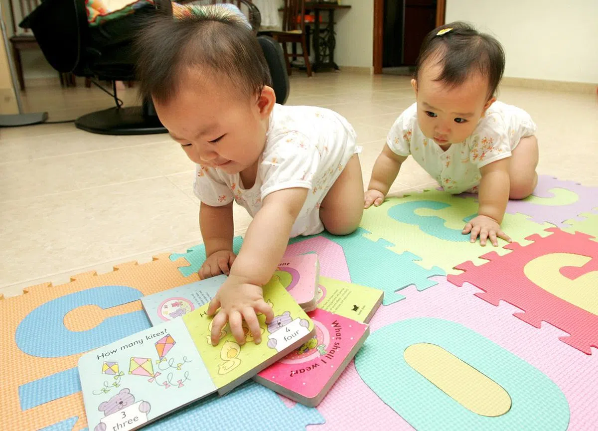 如果家里有人吸烟，这玩具地毯上可能附着我们肉眼看不到的有害物质。（联合早报）