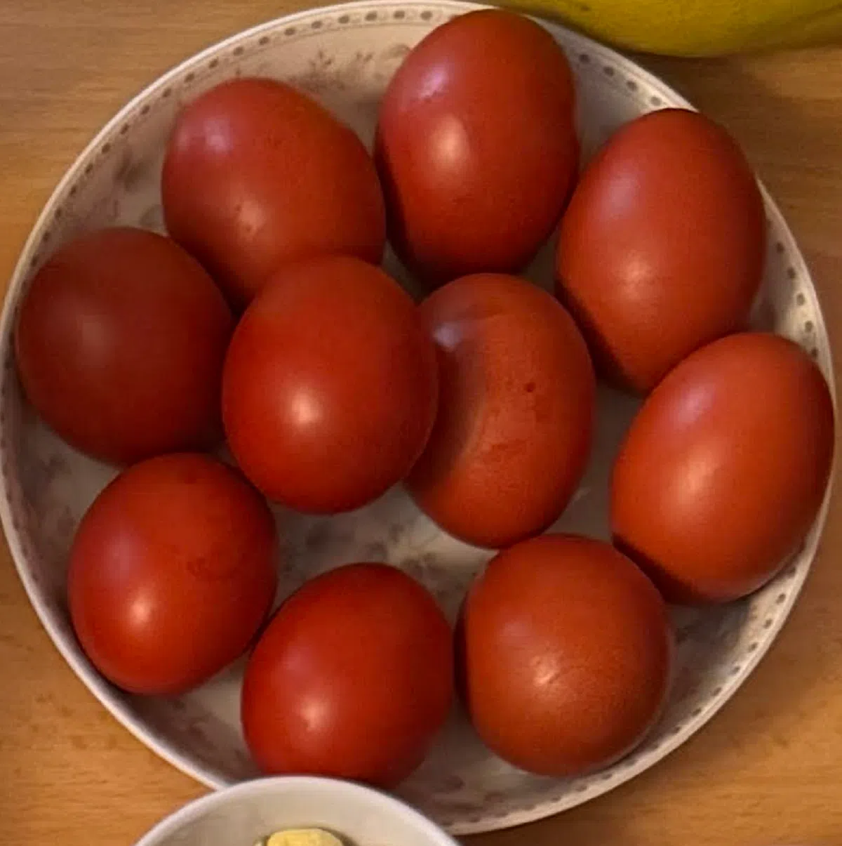 贺寿必不可少的红鸡蛋。（蒋谷摄）