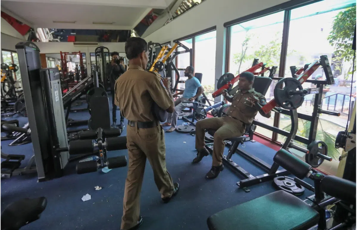 警察们在总统府内的超大健身房内健身。（欧新社）