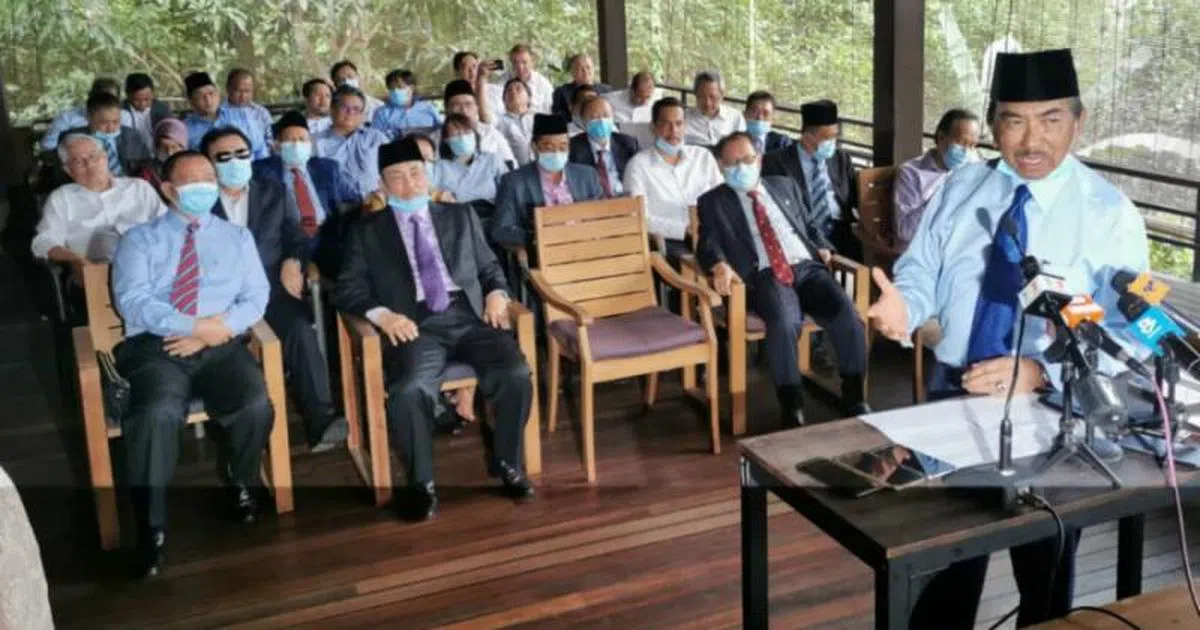  沙巴前首长慕沙阿曼周四在记者会宣称自己获得33名州议员支持，已经足以组织州政府。他因此认为州议会不必解散。（东方日报） 