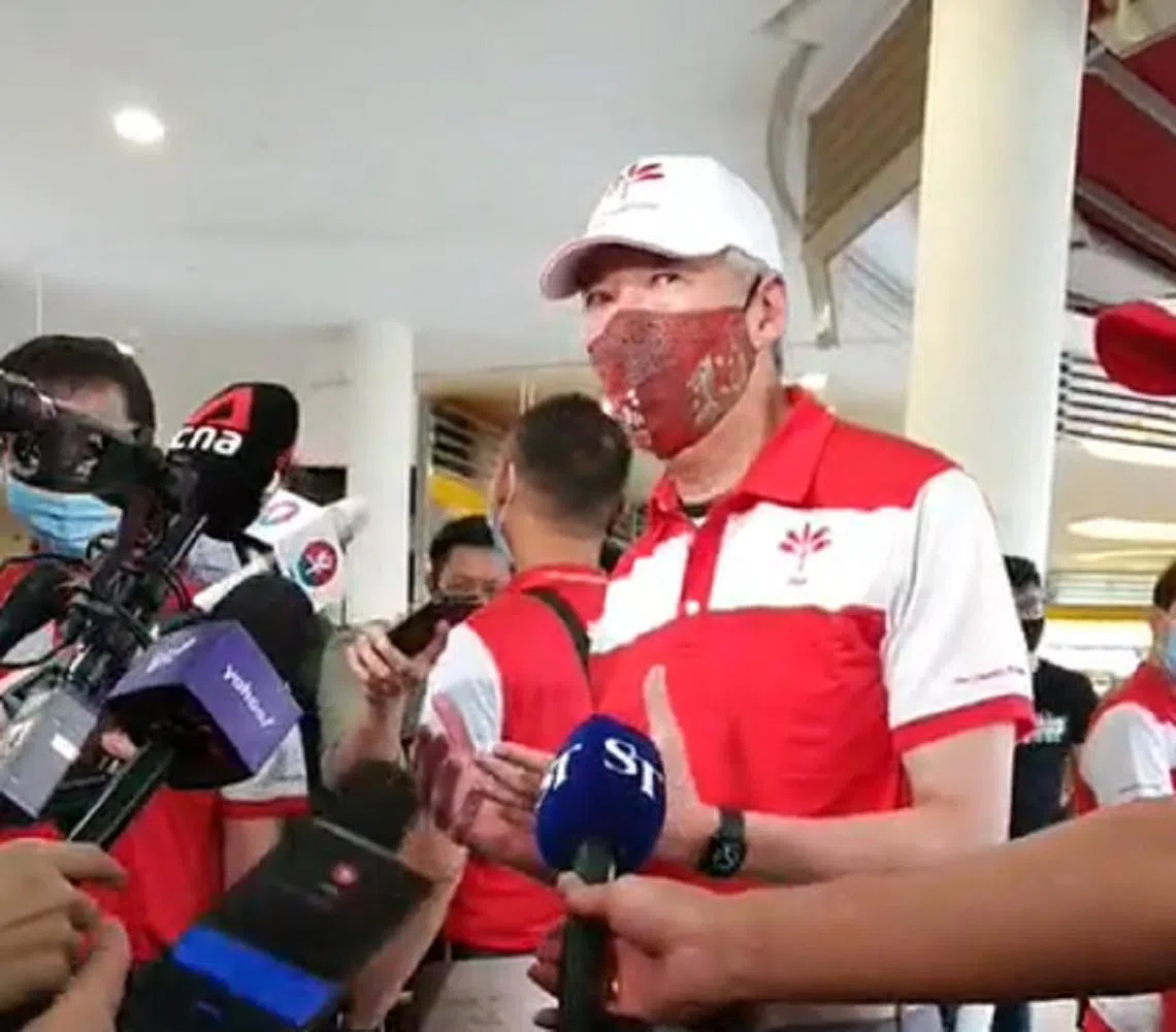 建国总理李光耀的次子李显扬加入新加坡前进党，他今早出席记者会戴的口罩就是妻子林学芬亲手为他缝制的。（视频截图）