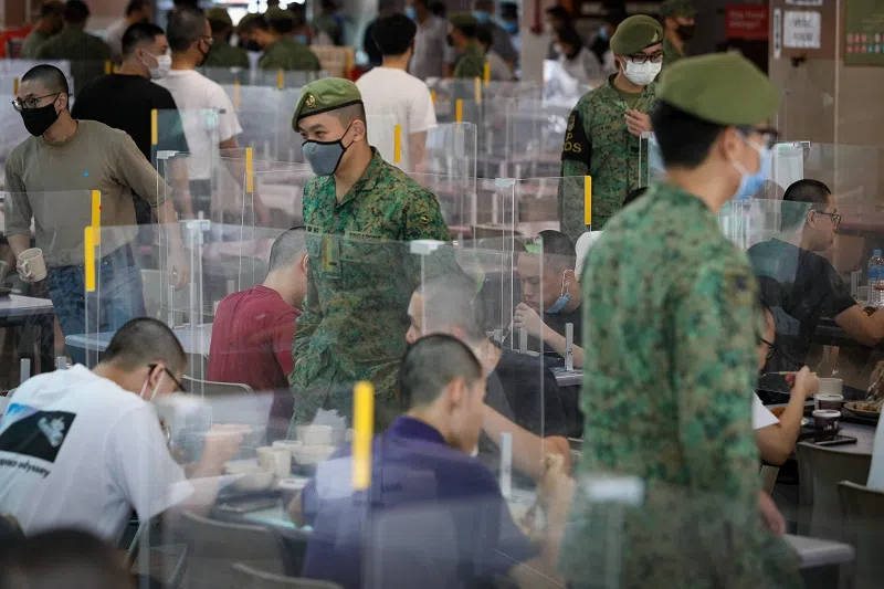 准备入伍的新兵在食堂用餐。（海峡时报）