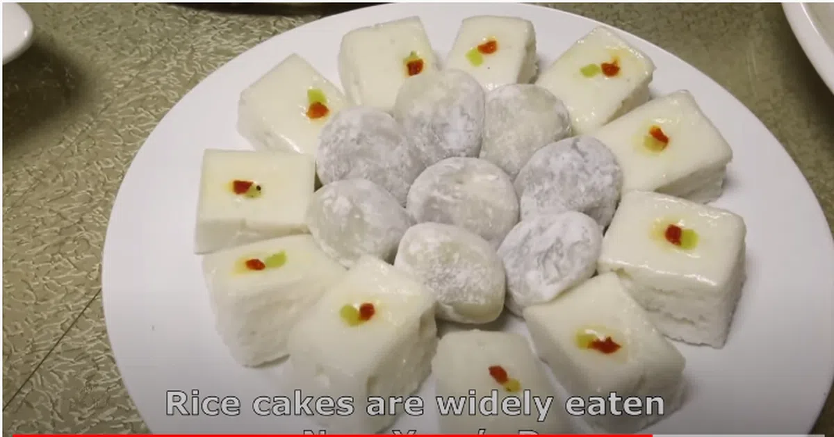 年糕有不同的形状，半月形、糯米糕。（截自视频） 