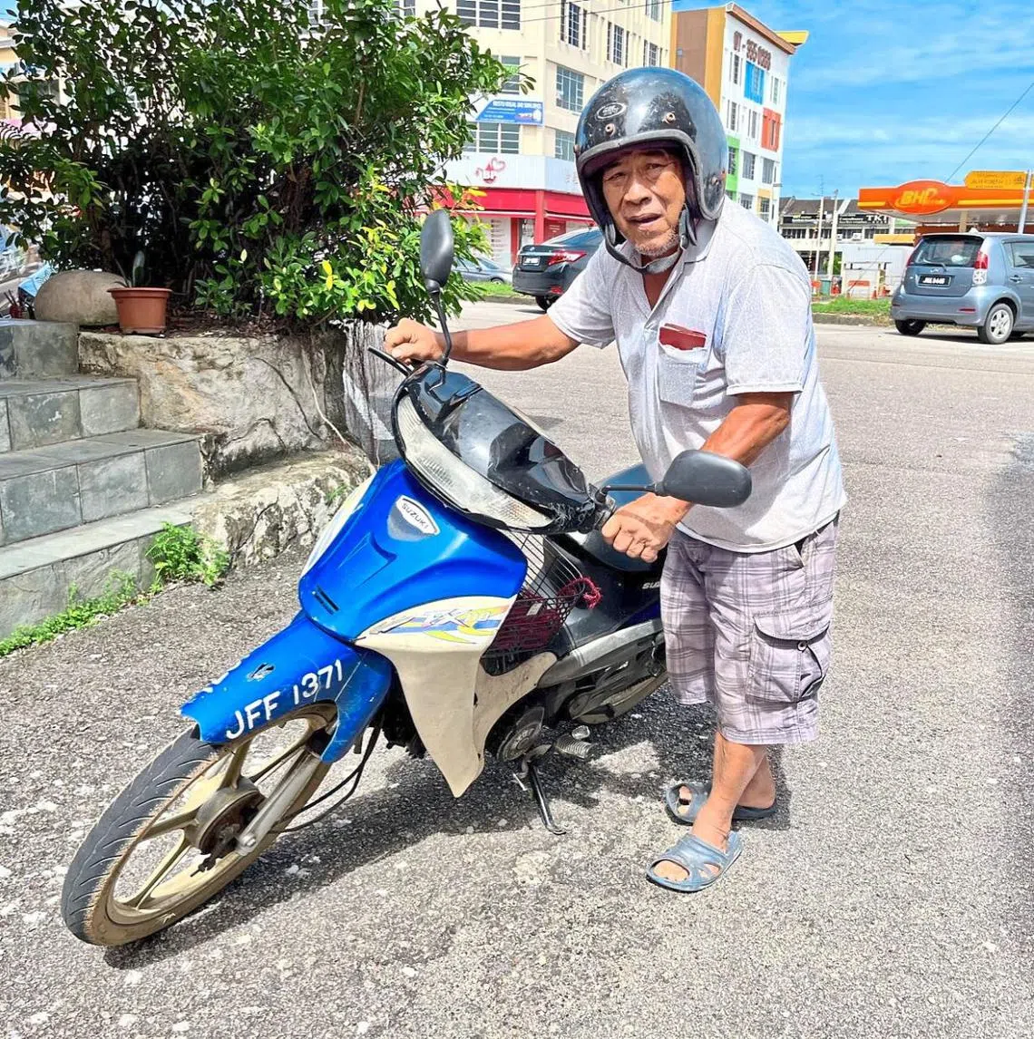 张家平十年如一日，风雨不改每周骑车来新探望因贩毒坐监的儿子。（星报）