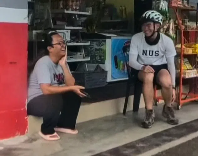 法兹（左）协助因爆胎“落难”的Joel Liu找到栖身之所。