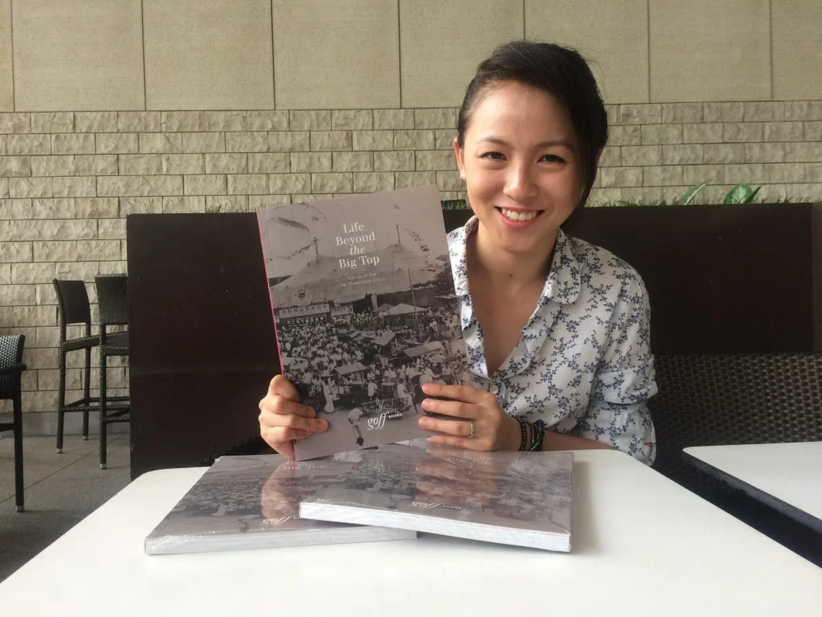 新加坡作家王筱惠在2015年出版纪实图册，记录祖父母马戏团生涯的点滴。（王筱惠）