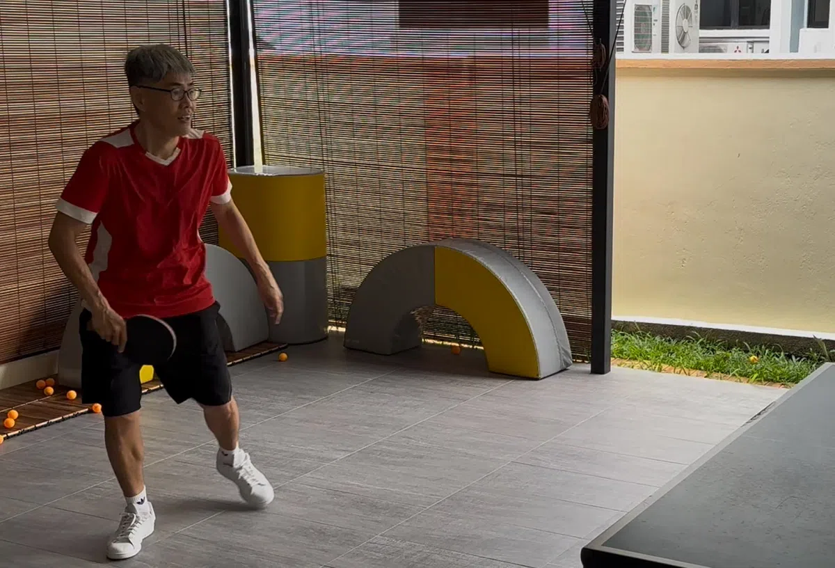 潘群勤的丈夫陈礼添陪她在家打乒乓。（红蚂蚁摄）