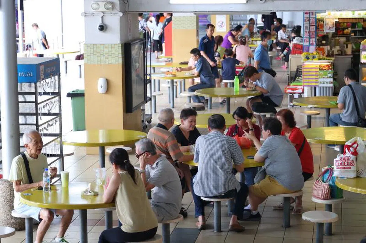 食客在小贩中心用餐。（联合早报）