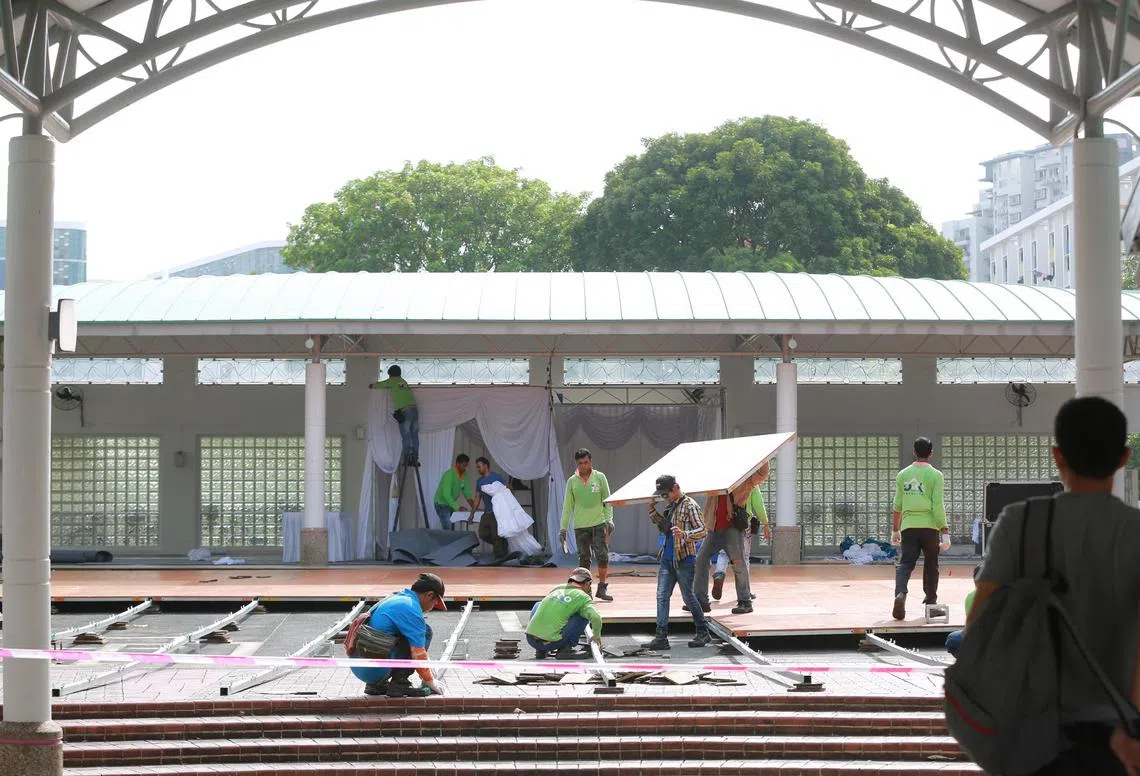 工作人员正在麦波申巷第82A座综合亭筹备冯伟衷追思会。（新明日报）