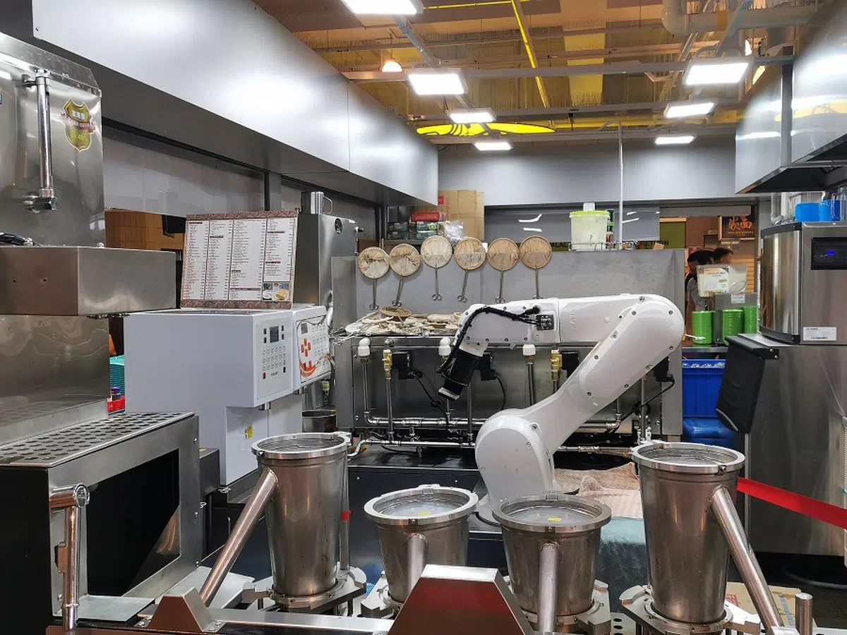 One Punggol小贩中心的饮料摊引入高科技咖啡机器臂取代人力，一小时可冲泡约150杯咖啡。（新明日报）