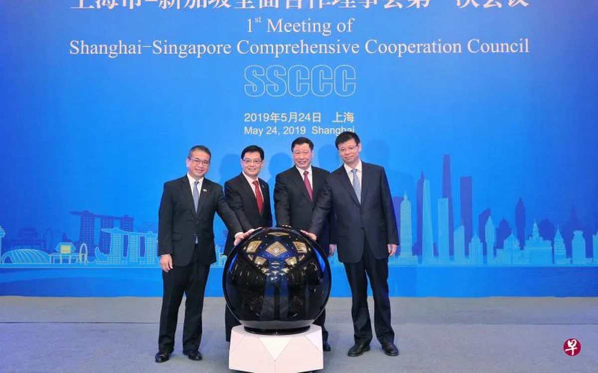  新加坡—上海全面合作理事会今天正式启动并召开首次会议。理事会新方和沪方主席、新加坡副总理兼财政部长王瑞杰（左二）和上海市长应勇（右二）出席会议并致辞。左一和右一分别是理事会新方和沪方副主席、新加坡律政部兼卫生部高级政务部长唐振辉和上海市副市长许昆林。（新加坡通讯及新闻部提供） 