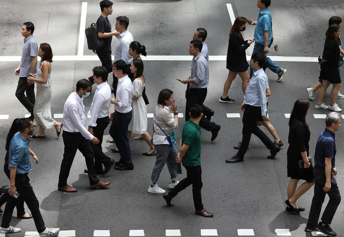 人来人往，为工作和生活奔忙。（商业时报）