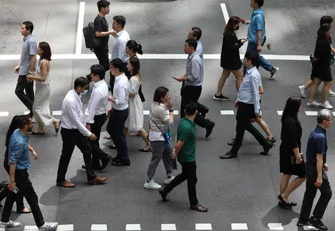 人来人往，为工作和生活奔忙。（商业时报）