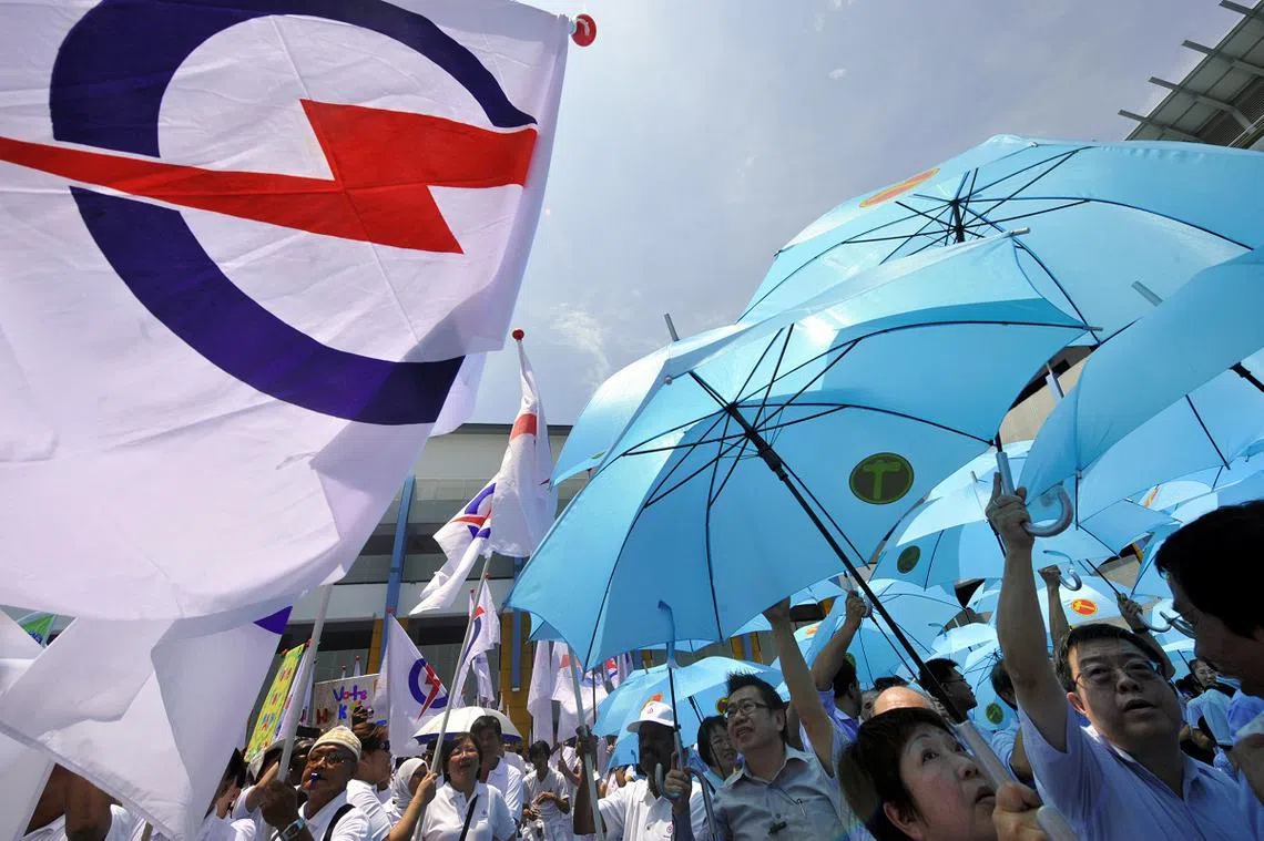 2015年大选，人民行动党与新加坡最大的反对党工人党的支持者们，提名日守在提名站外为所支持的政党加油打气。（海峡时报）