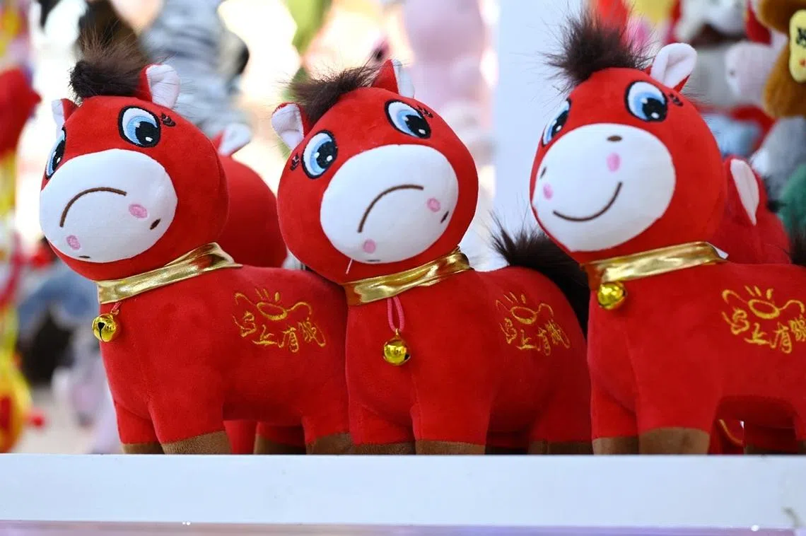 最近的网红：“加班哭哭”马（左和中）和“下班开心”马（右）。