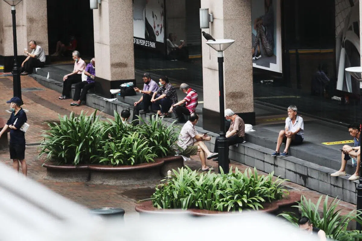  疫情期间，少了许多聚会娱乐，不少年长者都独自出外溜达。（联合早报） 