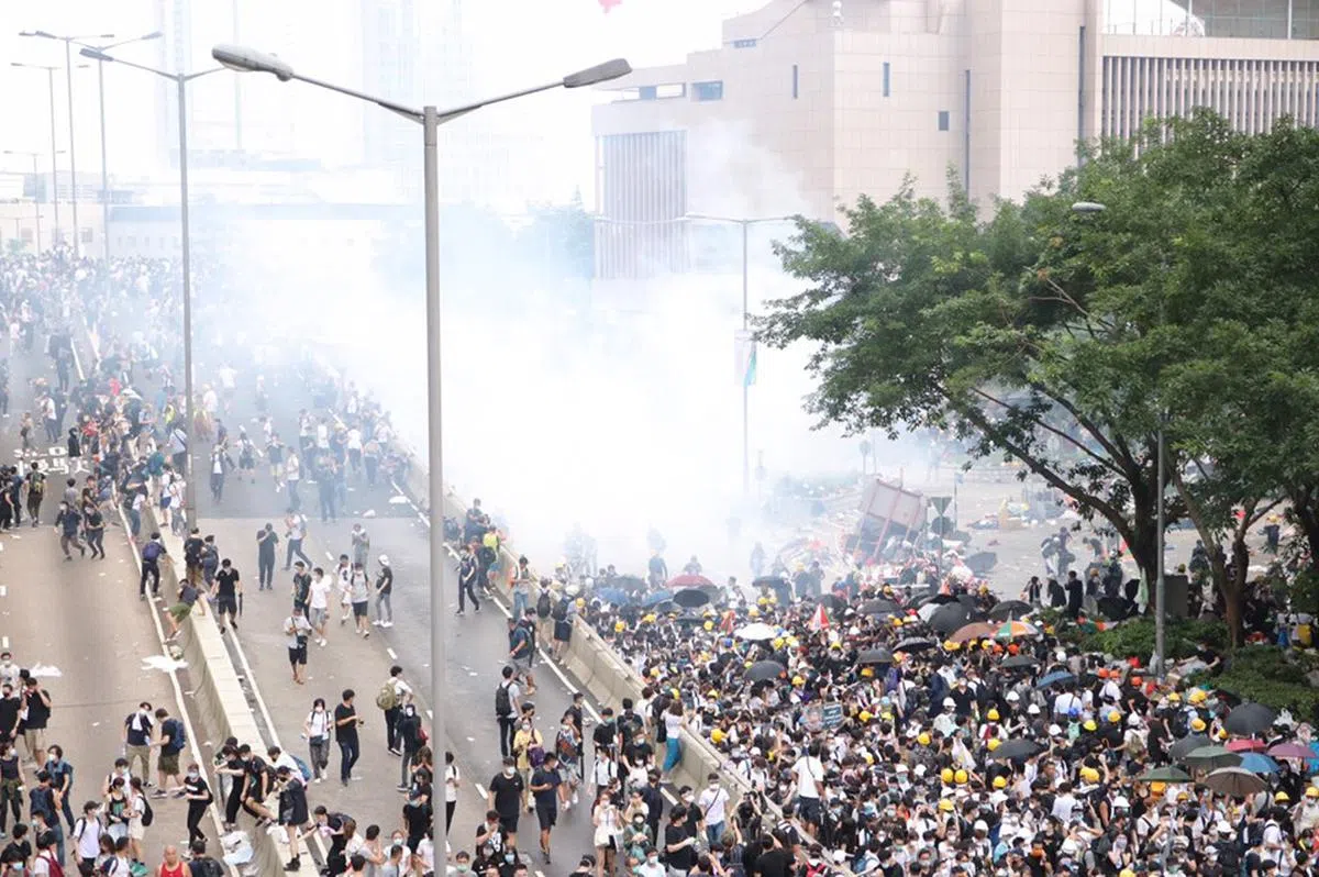  警方频繁发射催泪弹，以便驱散抗议民众。（公视） 