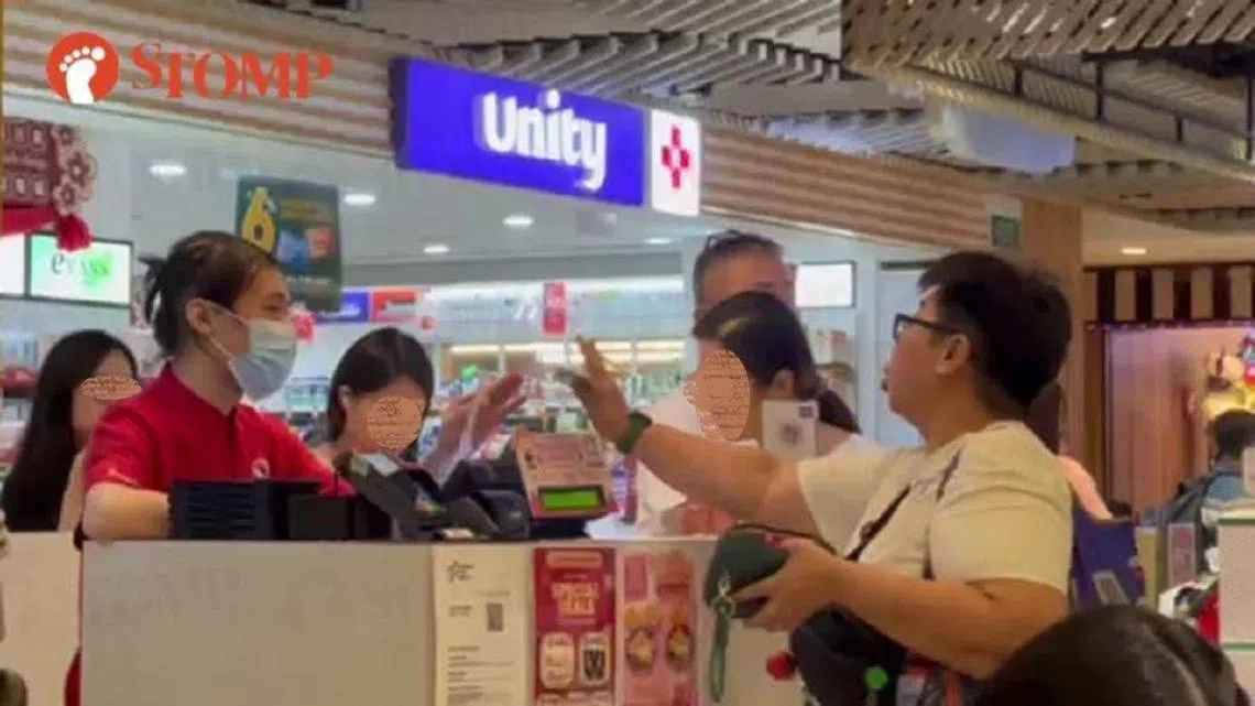 一名女顾客（背对镜头者）在金文泰广场内一家日本餐馆“争鲜”内大闹，朝收银员指指点点，还威胁要报警。（STOMP）