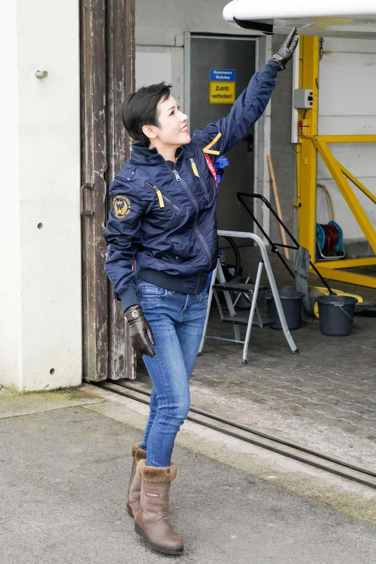  诗妮娜受过飞机师训练。（泰国王室宫务处） 