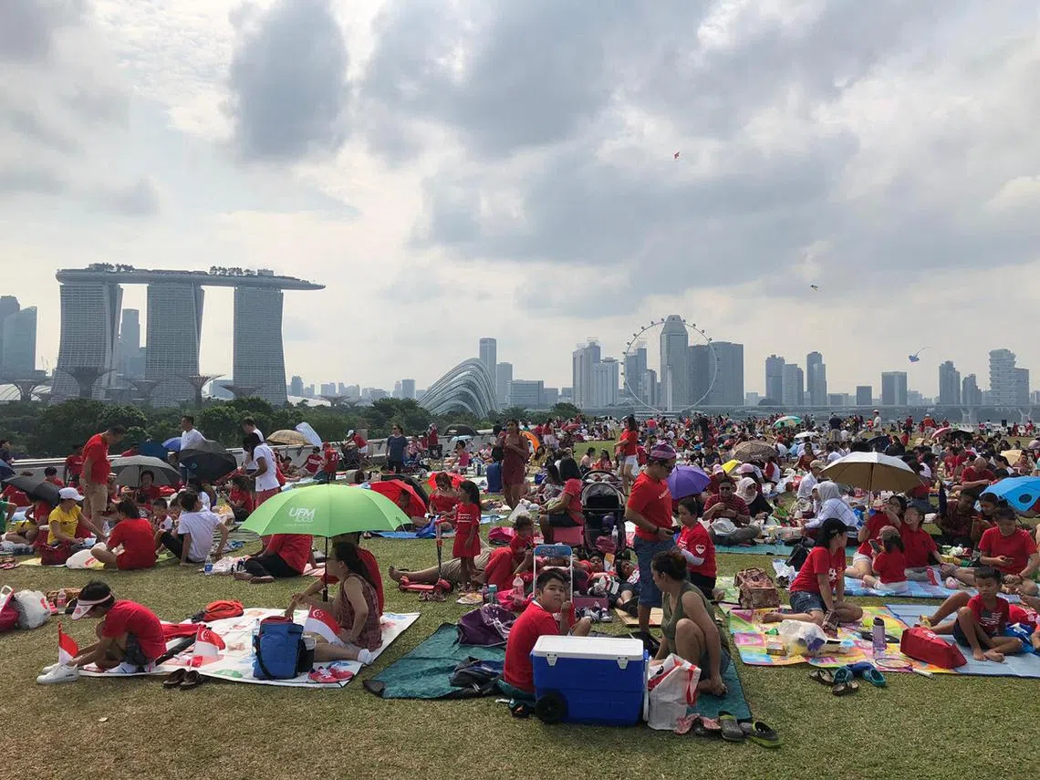 前官委议员郑恩里说，新加坡人只懂得说Singlish，那是可耻的。没有一家全球化的公司会优先考虑聘请一个只会讲“滨径英语”（pidgin）的人。（每日新闻）