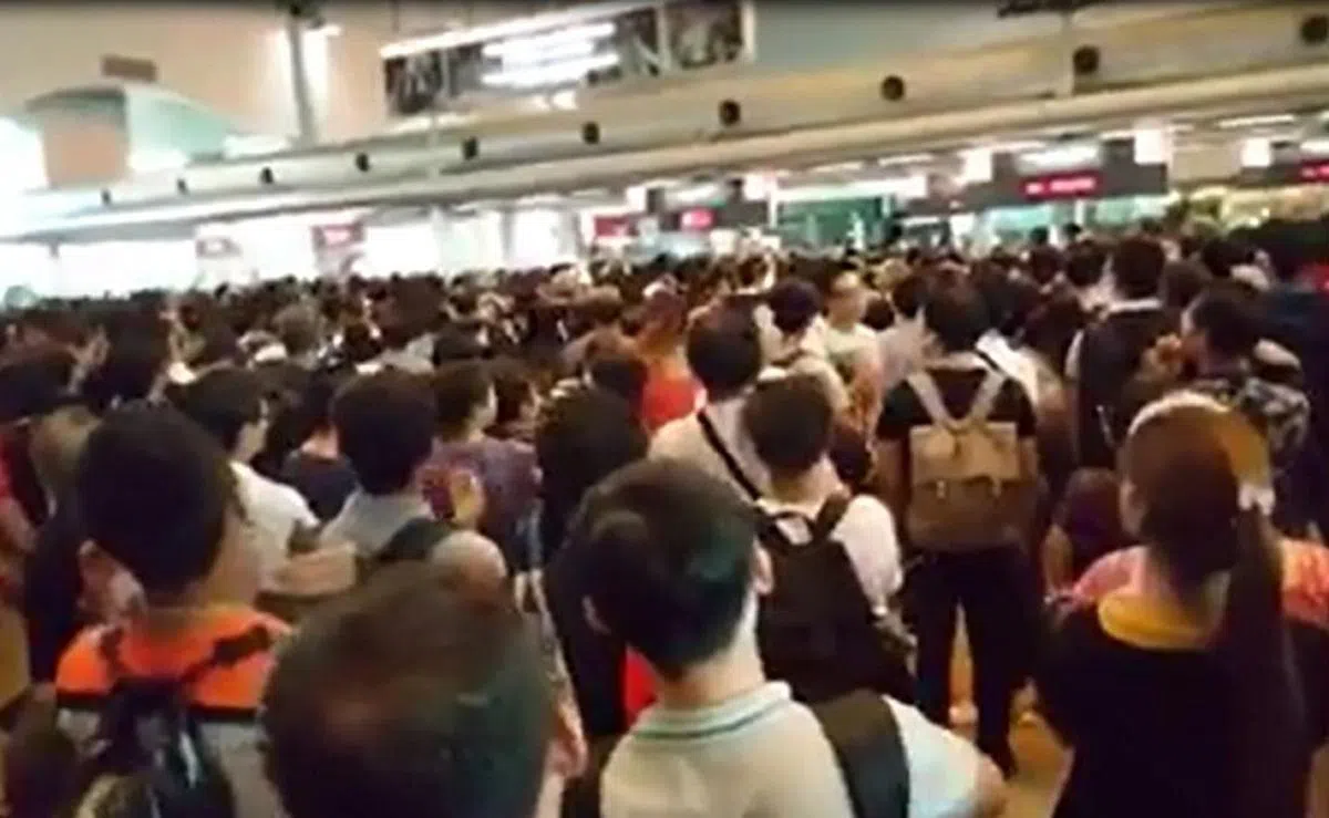  频截图显示新柔关卡挤满了人。（互联网） 