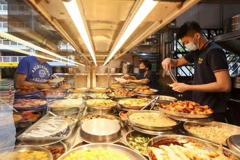 新加坡多数咖啡店和小贩中心，都售卖菜饭。（新明日报）