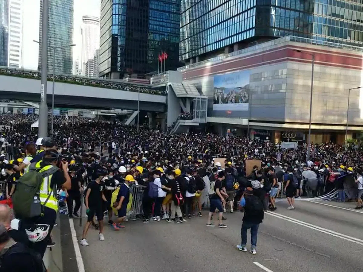  部分示威群众在七一游行开始后转往立法会聚集。（香港苹果日报） 