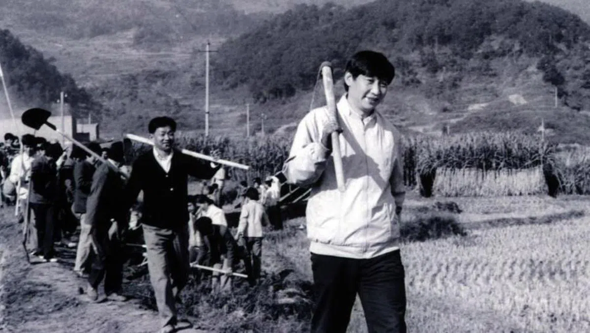 习近平（领头白衣者）曾在陕西度过七年的“上山下乡”岁月。（互联网）