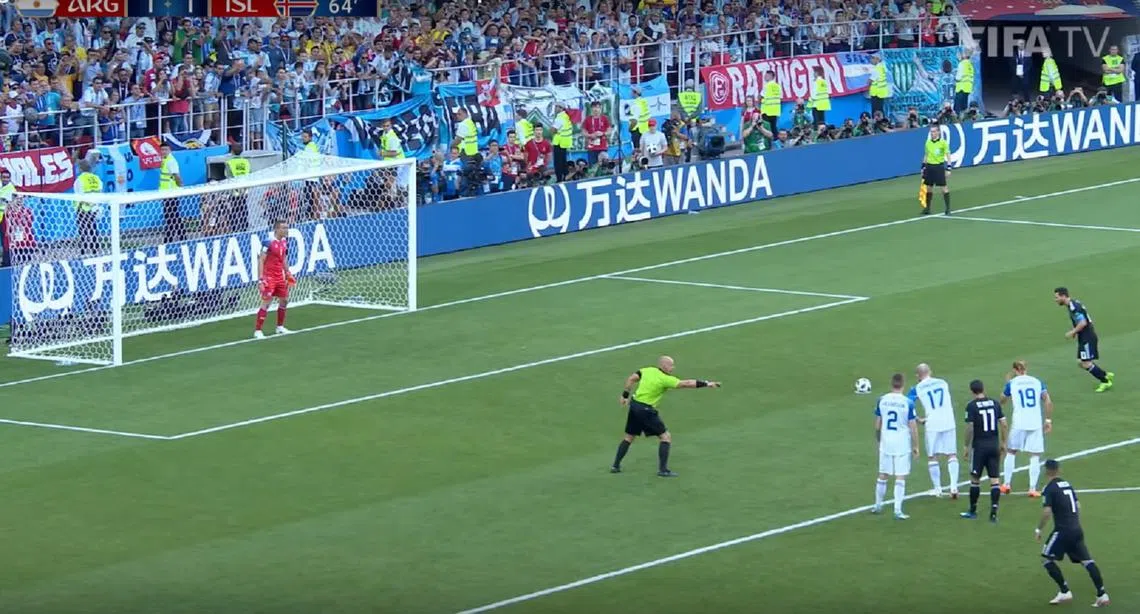 梅西罚点球，国际足联一级赞助商万达的广告宣传出现在球门后最显眼的黄金位置。（视频截图） 