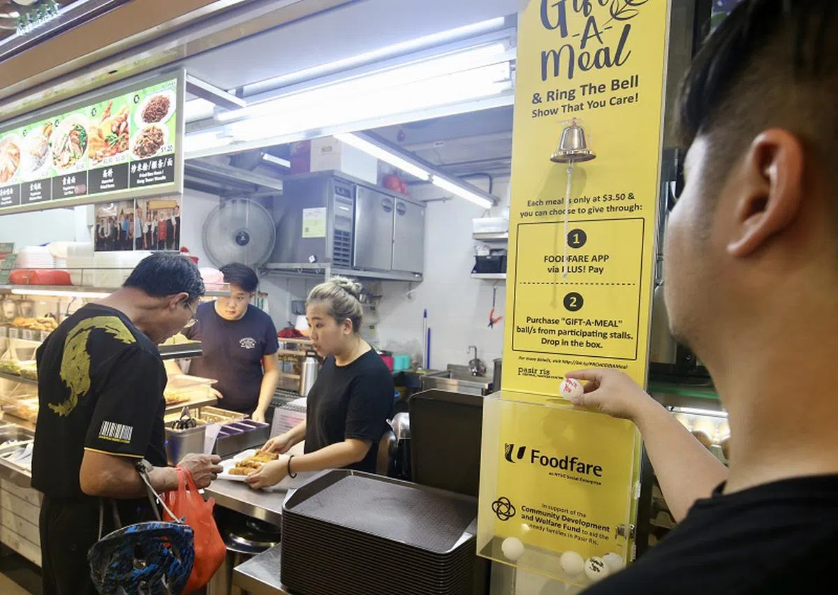  本地的小贩中心不只是社区饭厅那么简单，还是慈善平台。职总富食客合作社（NTUC Foodfare）上个月在白沙中小贩中心试验推出“爱心赠餐”（Gift-A-Meal）计划，有意捐赠餐食的公众，可支付3元5角买一个乒乓球投入箱子。每个球代表一份捐款，管理人会定期整理捐款，分配给低收入家庭。（联合早报） 