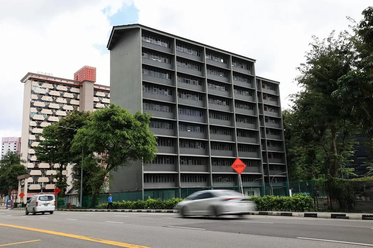 肃街1A号的旧学生宿舍将改造成共享居住空间，让初到新加坡的外籍医护人员暂住。（联合早报）
