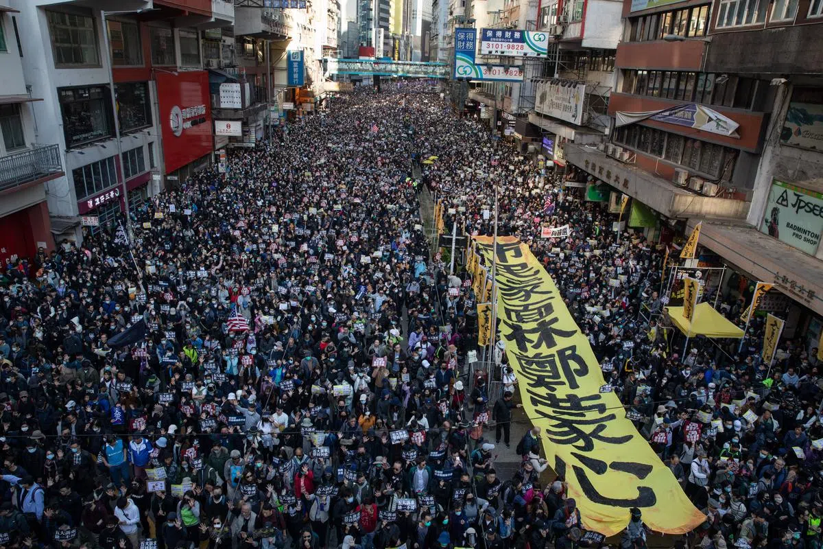  本月8日香港再度爆发80万人的示威游行。（彭博社） 