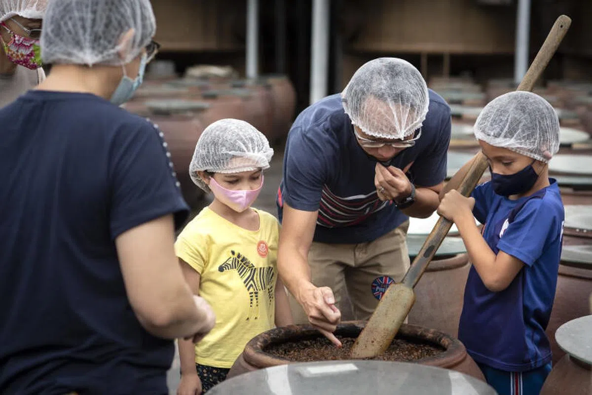传统酱油酿造使用的发酵罐。（大华酱油）