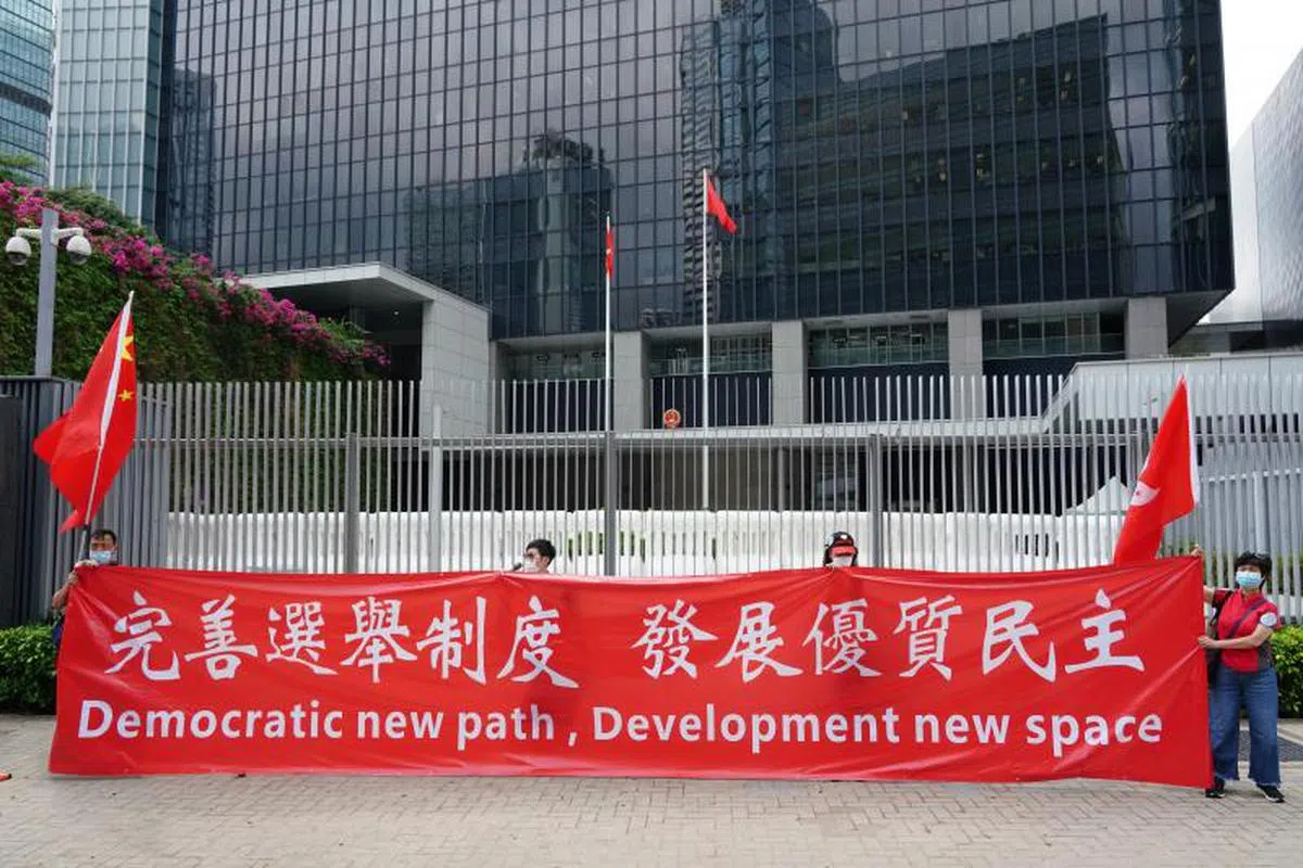  部分支持者认为此次选改是在完善当地的选举制度。（中新社） 