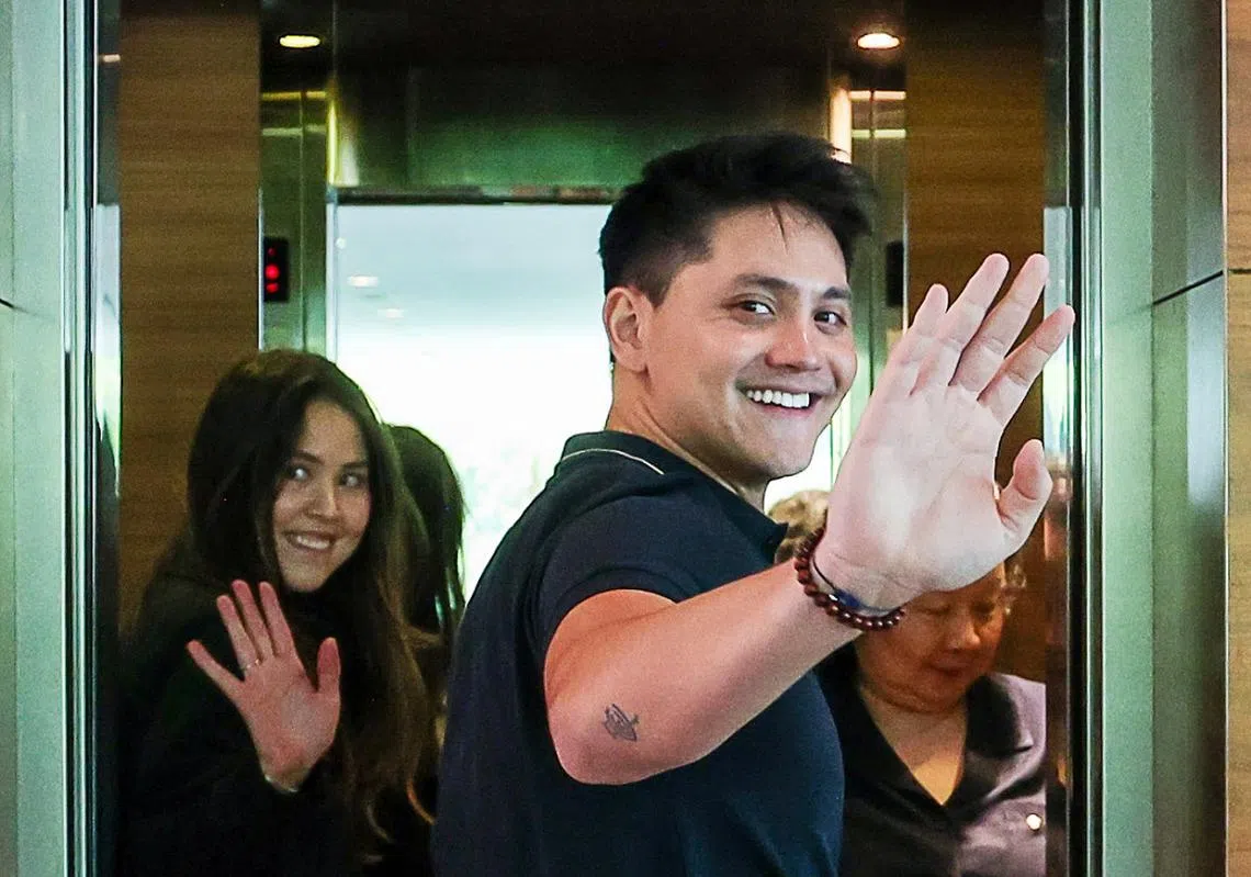 约瑟林在女友（左）和母亲严锦美的陪同下，离开记者会现场。（联合早报）