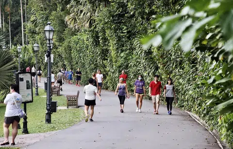 2020年4月半封城期间，公园成了国人的唯一好去处，而且进行激烈运动时可以暂时脱戴口罩。（联合早报）